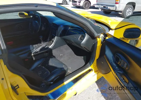 2004 Chevrolet Corvette Z06 Hardtop z USA, uszkodzony, nr VIN 1G1YY12SX45111348